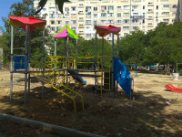 Детская площадка на проспекте Октябрьской революции, 40 устанавливается согласно всем нормам безопасности