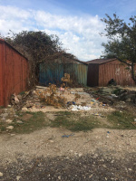 В бухте Казачья началась работа по ликвидации свалки, оставшейся после демонтажа гаражей