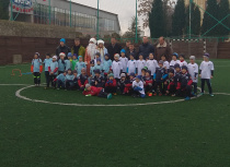 Глава Гагаринского района по случаю окончания года вручил юным футболистам новую форму