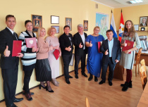 Гагаринский муниципалитет вручил грамоты артистам Севастопольского театра юного зрителя по случаю дня основания района