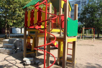 Дети жителей дома 54 по проспекту Героев Сталинграда скоро смогут играть на новой площадке.