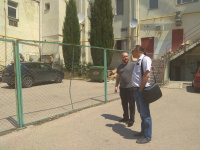 Гагаринский муниципалитет наводит порядок возле торгового центра на проспекте Октябрьской революции,38