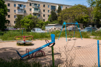 Алексей Ярусов предложил жителям улицы Блюхера 11 и 9-а объединить три проекта: ремонт внутридомовой дороги, строительства детской и спортивной площадок