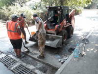 По проспекту Октябрьской Революции, 40 устраняют замечания жителей