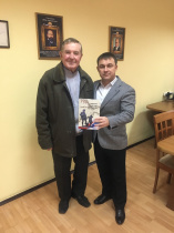 Председатель севастопольского Совета Всероссийской организации ветеранов Анатолий Пономарев в знак благодарности за работу вручил главе Гагаринского муниципального округа Алексею Ярусову памятный подарок.