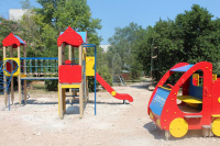 В Гагаринском районе продолжают обустраивать детские площадки