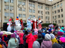 На главной елке Гагаринского района зажглись новогодние огни